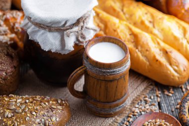 Eski arka plan üzerine bir fincan süt