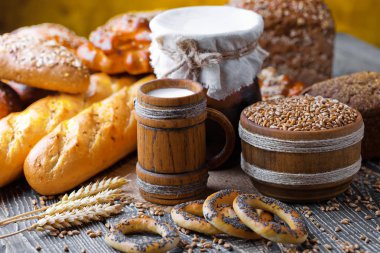 Eski arka plan üzerine bir fincan süt