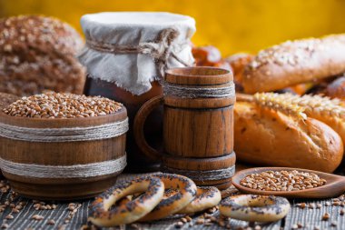 Eski arka plan üzerine bir fincan süt