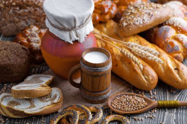 Eski arka plan üzerine bir fincan süt