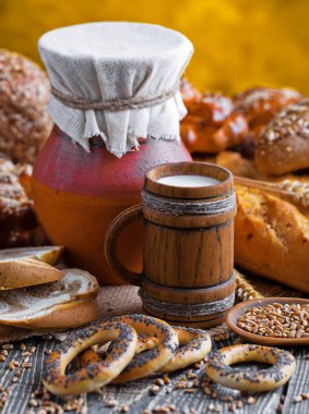 Eski arka plan üzerine bir fincan süt