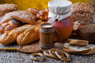 Eski arka plan üzerine bir fincan süt