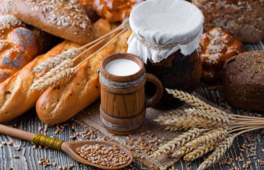 Eski arka plan üzerine bir fincan süt