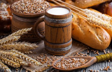 Eski arka plan üzerine bir fincan süt