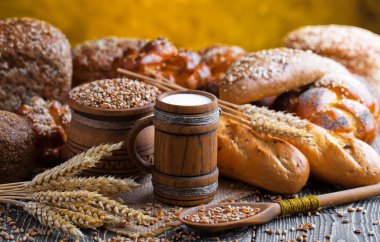 Eski arka plan üzerine bir fincan süt