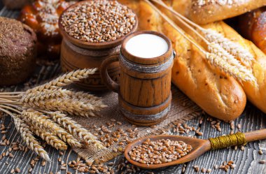 Eski arka plan üzerine bir fincan süt