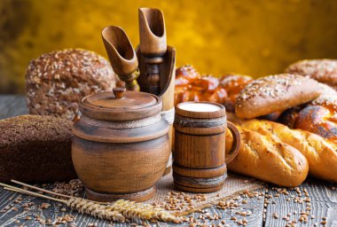 Eski arka plan üzerine bir fincan süt