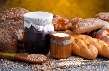 Eski arka plan üzerine bir fincan süt