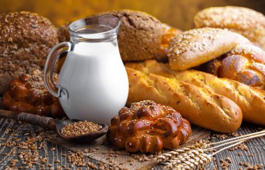 Eski arka plan üzerine bir fincan süt