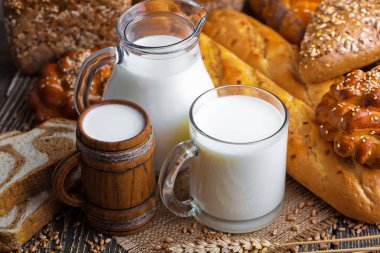 Eski arka plan üzerine bir fincan süt