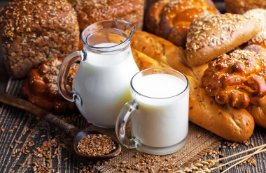 Eski arka plan üzerine bir fincan süt