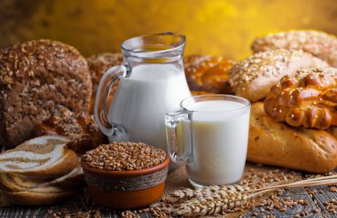 Eski arka plan üzerine bir fincan süt