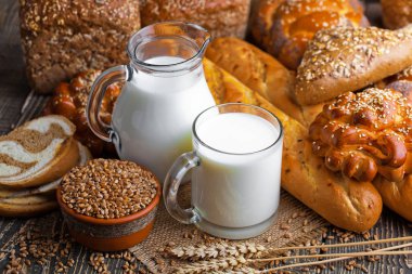 Eski arka plan üzerine bir fincan süt