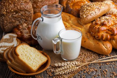 Eski arka plan üzerine bir fincan süt