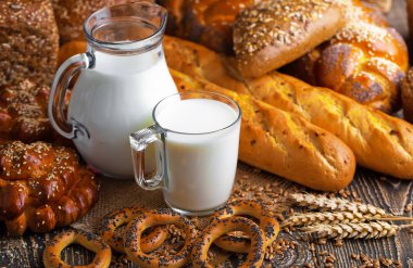 Eski arka plan üzerine bir fincan süt