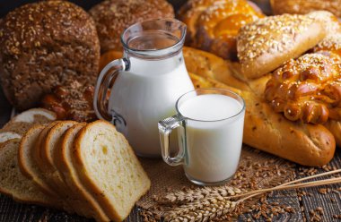 Eski arka plan üzerine bir fincan süt