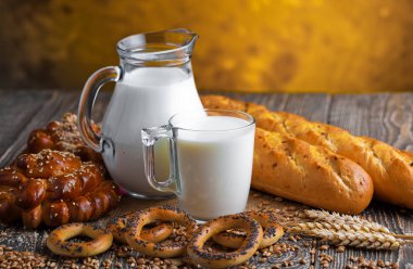 Eski arka plan üzerine bir fincan süt