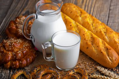 Eski arka plan üzerine bir fincan süt