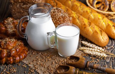 Eski arka plan üzerine bir fincan süt