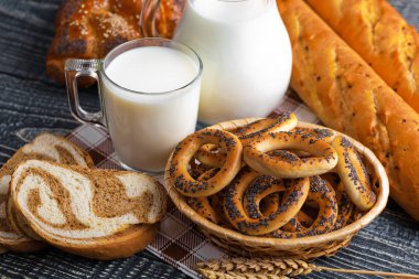 Eski arka plan üzerine bir fincan süt