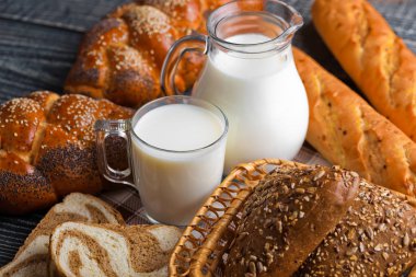 Eski arka plan üzerine bir fincan süt