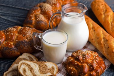 Eski arka plan üzerine bir fincan süt