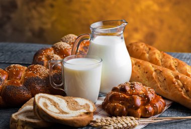 Eski arka plan üzerine bir fincan süt