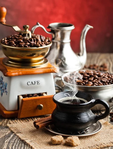 Eski arka plan üzerinde siyah kahve