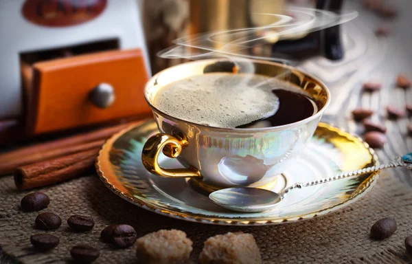 Eski arka plan üzerinde siyah kahve