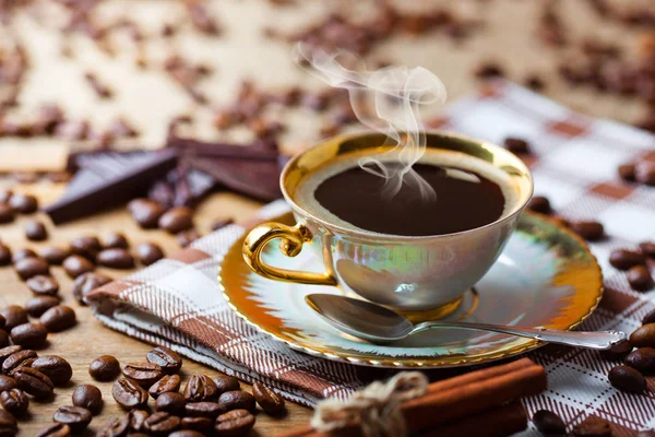 Eski arka plan üzerinde siyah kahve