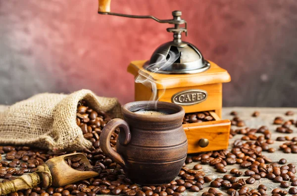 Eski arka plan üzerinde siyah kahve