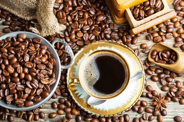 Eski arka plan üzerinde siyah kahve