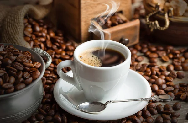 Eski arka plan üzerinde siyah kahve