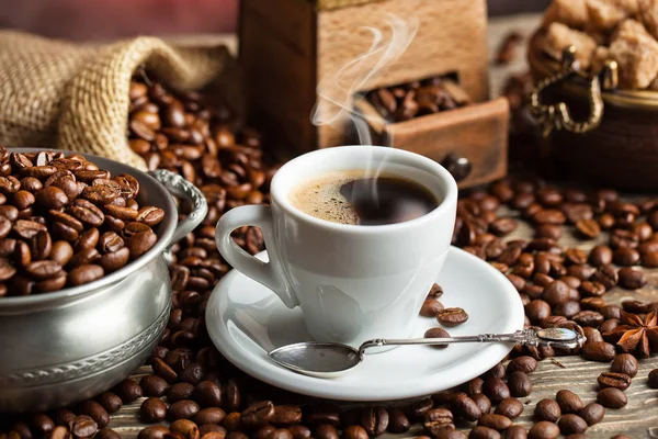 Caffè nero sul vecchio sfondo — Foto Stock