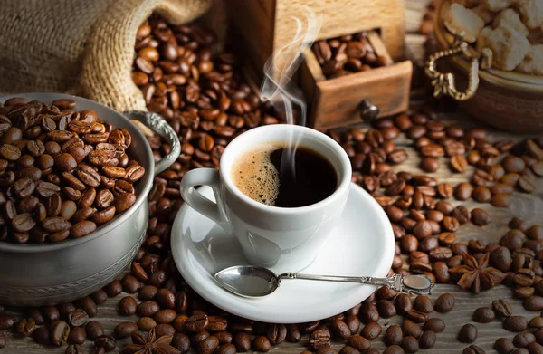 Eski arka plan üzerinde siyah kahve