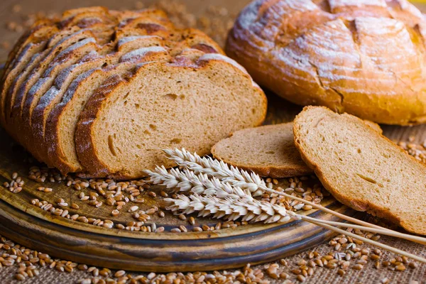 Ржаной нарезанный хлеб на столе — стоковое фото