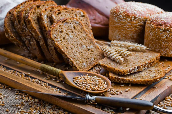 Zrna pšenice na stůl — Stock fotografie