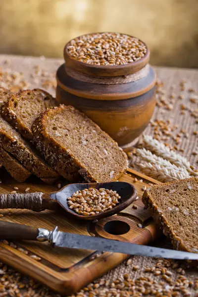 Masada çavdar ekmeği var.