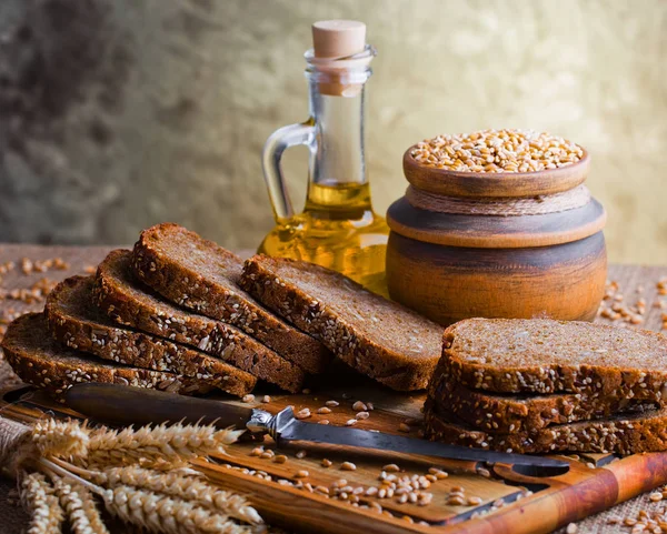 Masada çavdar ekmeği var.