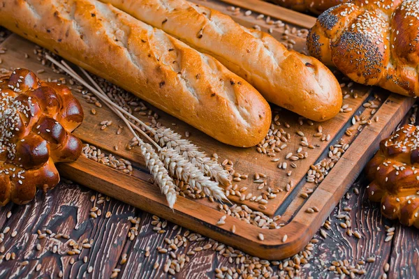 Chleb pszenny na stary tło — Zdjęcie stockowe