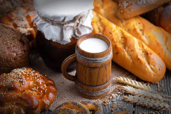 Leche en una taza sobre el fondo viejo —  Fotos de Stock