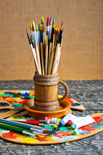 Pinturas y pincel para dibujar — Foto de Stock