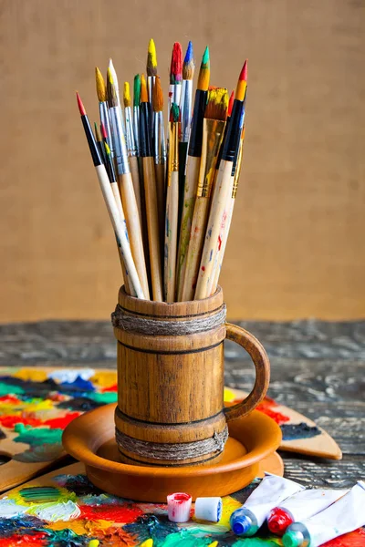 Pinturas y pincel para dibujar — Foto de Stock