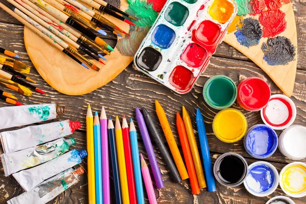 Pinturas y pincel para dibujar — Foto de Stock