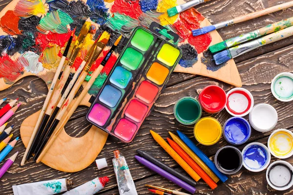 Pinturas y pincel para dibujar — Foto de Stock