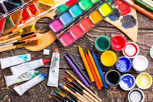 Pinturas y pincel para dibujar — Foto de Stock