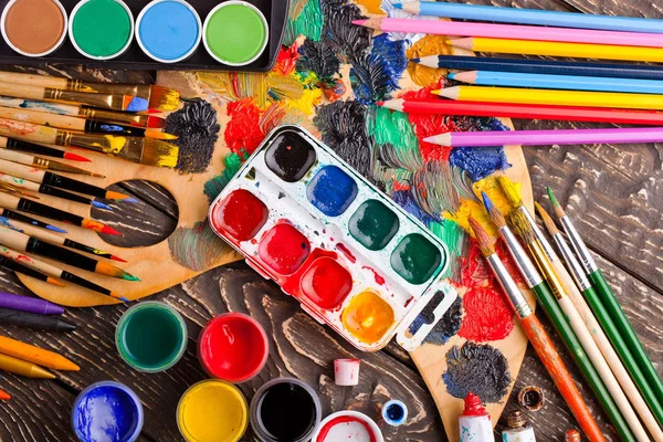 Pinturas y pincel para dibujar — Foto de Stock