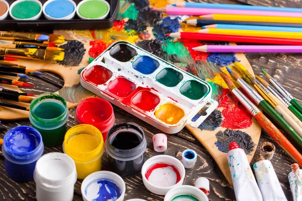 Pinturas y pincel para dibujar — Foto de Stock