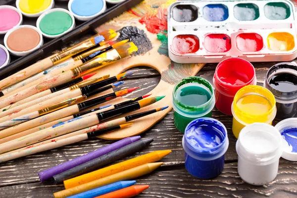 Pinturas y pincel para dibujar — Foto de Stock