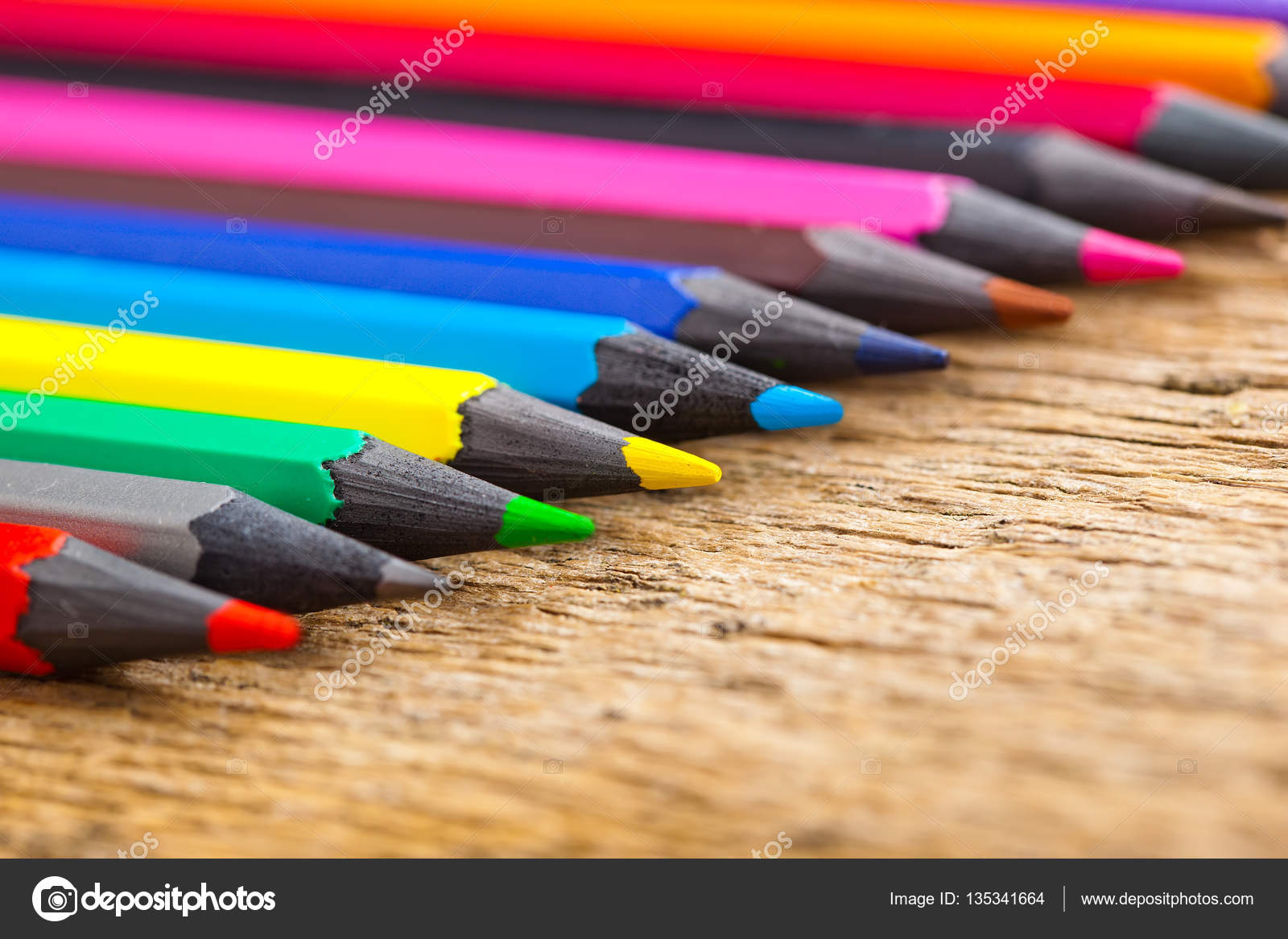 Matite colorate per disegnare espansa in posizione — Foto di Kar photoil